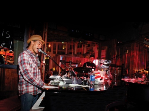 Шоу-хэдлайнер HOWL AT THE MOON