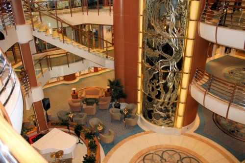 Трехэтажный атриум и панорамные лифты